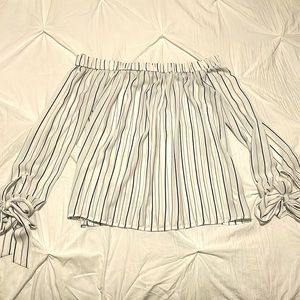 Small off the shoulder Forever21 blouse. Great for date night or lunch.